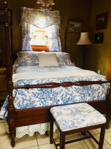 um quarto com uma cama com um edredão azul e branco em River ' s Edge Inn em Brownwood