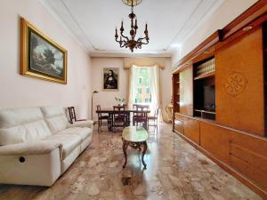 ein Wohnzimmer mit einem Sofa und einem Tisch in der Unterkunft 4BNB - Luxury Mazzini Apartment in Rom