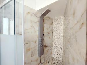 Kúpeľňa v ubytovaní 4BNB - Luxury Mazzini Apartment + 37 fotografií