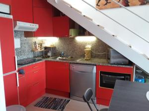 A kitchen or kitchenette at GMID IMMO A187 Apartamento Port Canigo