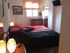 A bed or beds in a room at GMID IMMO A187 Apartamento Port Canigo