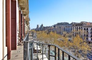 バルセロナにあるシックスティフォー アパートメンツの市街の景色を望むバルコニー