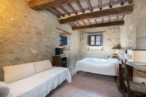 a living room with a white couch and a sink at Country House La Casa Paterna in Monte Santa Maria Tiberina