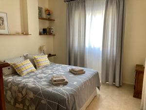 A bed or beds in a room at Casa Valdelagrana Playa