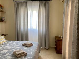 A bed or beds in a room at Casa Valdelagrana Playa