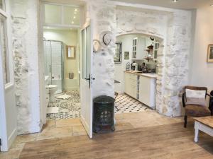 een keuken met een fornuis in het midden van een kamer bij Le Secret - Avignon in Avignon +49 foto's