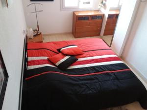 A bed or beds in a room at GMID IMMO A187 Apartamento Port Canigo Még 21 kép
