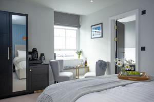 Leader, Maritime Suites, Brixham