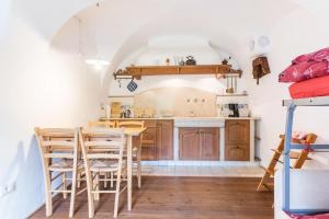 uma cozinha com mesa e cadeiras num quarto em Maso La Marianna em Sant'Orsola Terme
