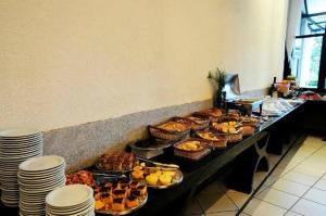 un buffet avec de nombreux types de nourriture différents dans l'établissement 712 - FLAT para temporada Bristtol Evidence Hotel, à Goiânia