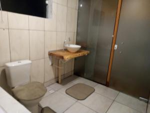 a small bathroom with a sink and a toilet at Pousada Duplátanos in Monte Verde +24 photos