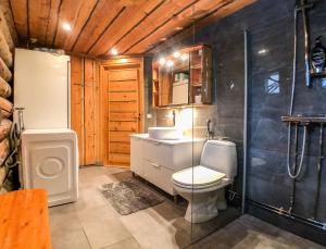 a bathroom with a toilet and a sink and a shower at Ruka Chalet Oliver in Ruka