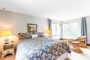 - une chambre avec un lit et une grande fenêtre dans l'établissement Bufflehead Retreat, à Kennebunkport