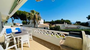 uma varanda com mesa e cadeiras e vista para o oceano em Tangerinne by Check-in Portugal em Albufeira