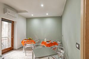 una sala da pranzo con tavolo arancione e sedie di B&B Silver Sleep a Papasidero