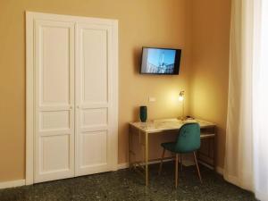 Camera con porta, scrivania e sedia di Palazzo La Piana Rooms a Catania