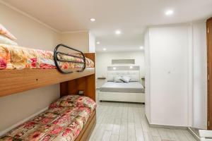 um quarto com 2 beliches num quarto em B&B Silver Sleep em Papasidero