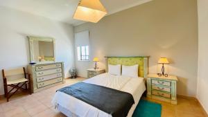 1 dormitorio con 1 cama, 2 vestidores y espejo en Tangerinne by Check-in Portugal, en Albufeira