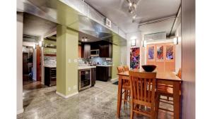 una cocina con mesa y algunas sillas. en LVStripHouse JC408 - Modern 2BD-2BA Condo Sleeps 8 en Las Vegas