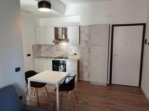 Kuchyňa alebo kuchynka v ubytovaní Monopoli guest house BA07203091000019440
