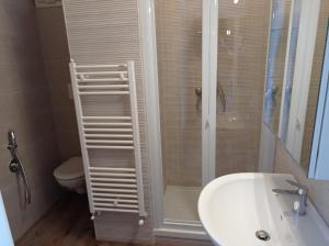 Kúpeľňa v ubytovaní Monopoli guest house BA07203091000019440