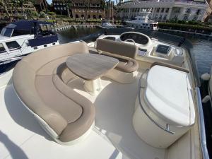 um barco com uma mesa e assentos sobre ele em Luxury Italian Motor Yacht em Hamble