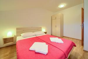 Postel nebo postele na pokoji v ubytování Apartments Ivica Krk Island