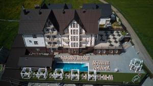 eine Luftansicht eines Hotels mit Pool in der Unterkunft Villa Livorno in Bukowel