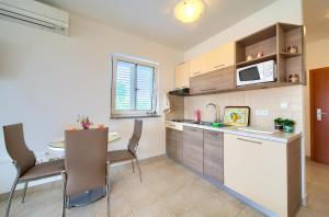 Kuchyň nebo kuchyňský kout v ubytování Apartments Ivica Krk Island