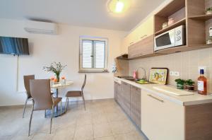 Kuchyň nebo kuchyňský kout v ubytování Apartments Ivica Krk Island