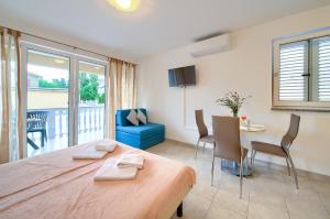 Postel nebo postele na pokoji v ubytování Apartments Ivica Krk Island