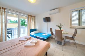 Postel nebo postele na pokoji v ubytování Apartments Ivica Krk Island