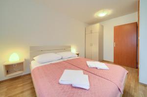Postel nebo postele na pokoji v ubytování Apartments Ivica Krk Island
