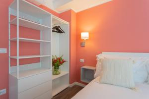 Postel nebo postele na pokoji v ubytování Enchanted Como Lake - Tremezzo Apartments by Rent All Como