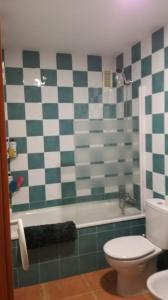 La salle de bains est pourvue de toilettes et d'une baignoire. dans l'établissement Nova Almenara. Ideal para familias, à Barrio-Mar