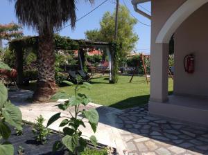 A garden outside Babis Apartments & Studios Iremia