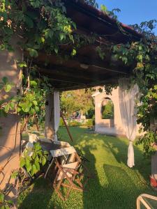 A garden outside Babis Apartments & Studios Iremia