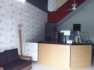 a waiting room with a couch and a counter at Hotel Verasol in Veracruz