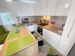Kuchyň nebo kuchyňský kout v ubytování Apartmani Fabijan&Florijan