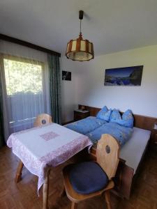 ein Esszimmer mit einem Tisch und einem Bett in der Unterkunft Ferienwohnung Prast in Ainet