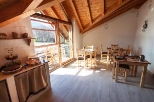 eine Küche und ein Esszimmer mit einem Tisch und Stühlen in der Unterkunft B&B da Sabry e Gian in Comano Terme