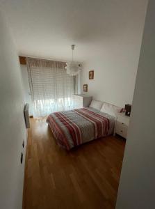 um quarto com uma cama, uma cómoda e uma janela em Apartamento en la playa em Ribeira