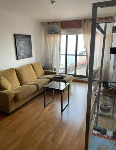 uma sala de estar com um sofá e uma mesa em Apartamento en la playa em Ribeira