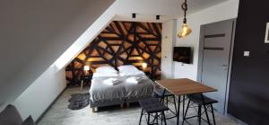 Posteľ alebo postele v izbe v ubytovaní Apartamenty Majówka