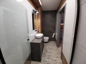Kúpeľňa v ubytovaní Apartamenty Majówka