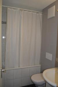 Koupelna v ubytování Apartment Residenza Quadra Flims + 8 fotografií