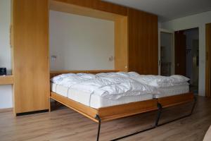 a bedroom with a large bed in a room at Apartment Residenza Quadra Flims in Flims