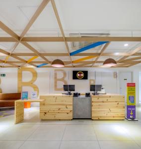 an office with a bp sign on the wall at B&B HOTEL Rio de Janeiro Norte in Rio de Janeiro