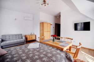 ein Wohnzimmer mit einem Bett und einem Sofa in der Unterkunft Pokoje u Anny in Ustroń