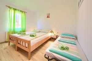 Postel nebo postele na pokoji v ubytování Apartman Mihael